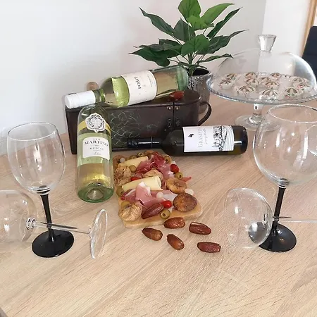 With A Parking Space - 19003 * Szybenik