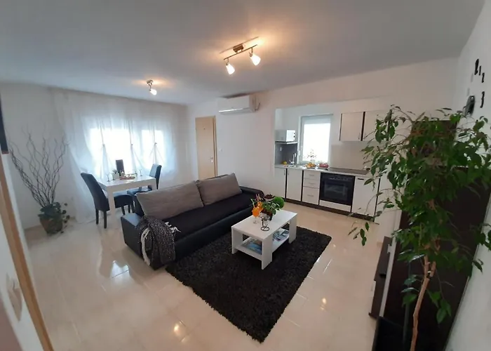 Apartman With A Parking Space - 19003